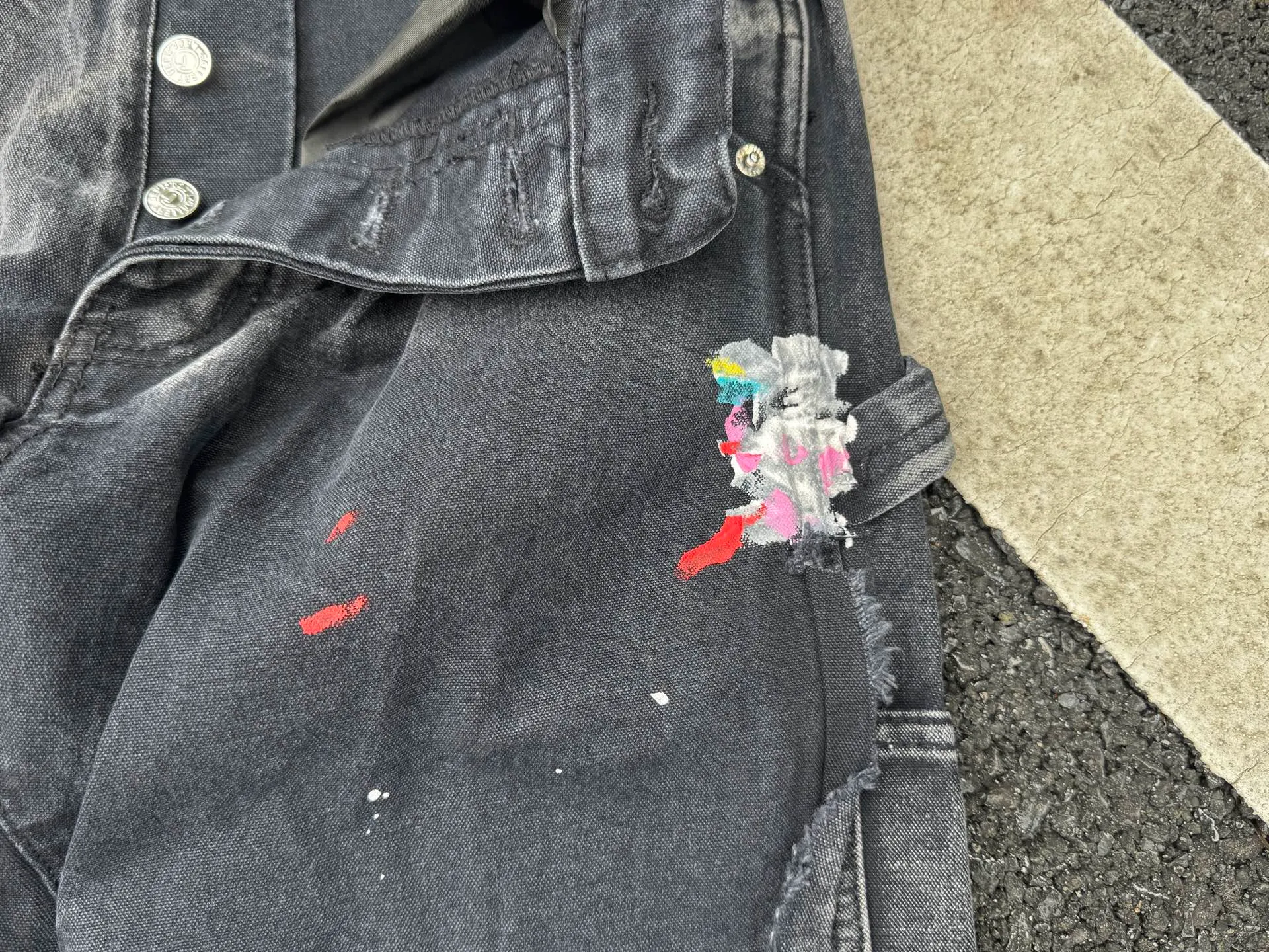 P250💰G95 GALLERY DEPT. Spliced ​​patches, ink-splashed denim bell-bottoms, washed distressed spliced ​​jeans, denim washing factory. During the process, the owner of the washing factory helped introduce a boss who once worked at the Levi OEM factory and then started his own business. This also paved the way for the following styles. Therefore, Levi's remodeled single product for the base plate is really familiar. Whether it is the fabrics supplied or the lathes used in production, there is nothing to choose from. -Color: Black -Size: S-XXL (corresponding to 28-36)